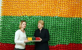 Prezidentė Dalia Grybauskaitė įteikė Lietuvos trispalvę Žaislų muziejui