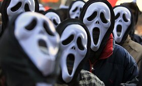 &bdquo;Scary Movie&ldquo; kaukėmis užsimaskavusių Rumunijos pa&scaron;tininkų protestas