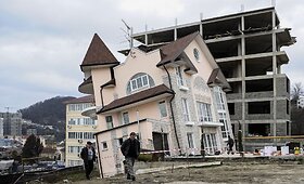 Sočyje pradėjus tunelio statybas pavojingai pasviro namas