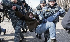 Rusijos policija Maskvoje sulaikė kelis protestavusius grupės &bdquo;Pussy Riot&ldquo; &scaron;alininkus