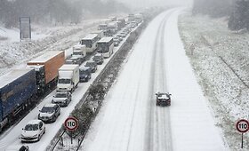 &Scaron;iaurės Vakarų Europoje sniegas paralyžiavo transportą 