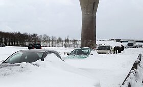Prancūzijoje per pūgą keliuose užpustyti spūstyse įstrigę automobiliai