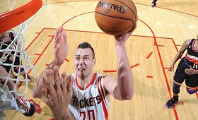 Hjustono &bdquo;Rockets&ldquo; klubas su Donatu Motiejūnu įveikė Fynikso &bdquo;Suns&ldquo; krep&scaron;ininkus