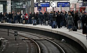 Vokietijos geležinkelių darbuotojai per įspėjamąjį streiką reikalavo didesnių atlyginimų