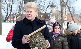 Dalia Grybauskaitė su vaikais i&scaron;kėlė inkilus Prezidentūros parke