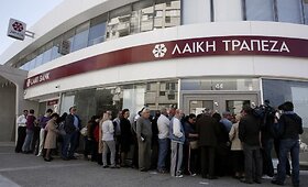 Atsidarius Kipro bankams prie jų nusidriekė klientų eilės