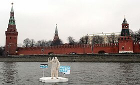 Maskvos upėje protestavo baltąja me&scaron;ka persirengęs &bdquo;Greenpeace&ldquo; aktyvistas