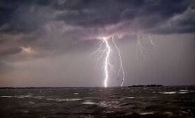 I&scaron;skirtiniai kadrai: neįtikėtini audros debesys ir žaibai