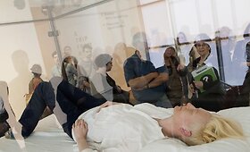 Aktorė Tilda Swinton laikinai tapo Niujorko meno muziejaus eksponatu
