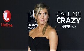Jennifer Aniston filmo premjeroje pademonstravo savo dailią figūrą 