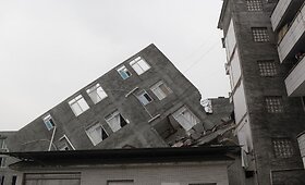 Kinijoje gelbėtojai tebeie&scaron;ko per stiprų žemės drebėjimą dingusių žmonių