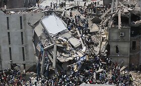 Banglade&scaron;e sugriuvus 8 auk&scaron;tų pastatui žuvo mažiausiai 70 žmonių