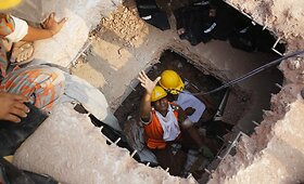 Banglade&scaron;e i&scaron; sugriuvusio pastato nuolaužų jau i&scaron;traukti 152 žuvusieji