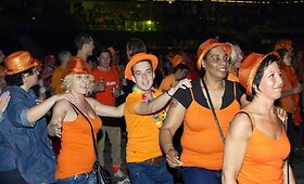 Karūnavimo i&scaron;kilmių laukiantis Amsterdamas jau &scaron;vyti karali&scaron;kąja oranžine spalva