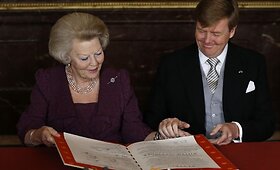 Nyderlandų karalienė Beatrix perleido savo sostą sūnui Willemui Alexanderiui