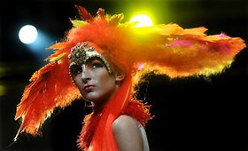 Minsko mados festivalyje vyravo ry&scaron;kios spalvos ir ekstravaganti&scaron;ki galvos apdangalai