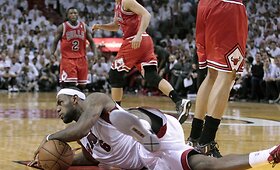 Čikagos &bdquo;Bulls&ldquo; krep&scaron;ininkai pirmosiose pusfinalio rungtynėse įveikė Majamio &bdquo;Heat&ldquo;