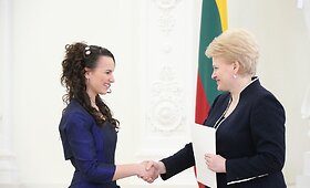 Prezidentūroje apdovanoti Nacionalinio diktanto nugalėtojai