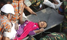 Banglade&scaron;e po 17 parų i&scaron; griuvėsių i&scaron;traukta gyva moteris