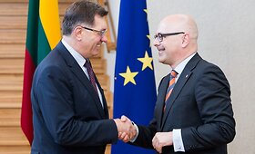 Vokietijos &Scaron;lėzvigo-Hol&scaron;teino žemės ministras pirmininkas Torstenas Albigas susitiko su Algirdu Butkevičiumi 