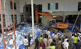 Kambodžoje įgriuvus batų fabriko stogui žuvo mažiausiai du žmonės
