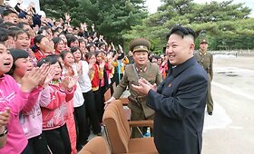 &Scaron;iaurės Korėjoje stovyklaujančius vaikus aplankė &scaron;alies lyderis Kim Jong Unas su žmona