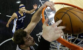 San Antonijaus &bdquo;Spurs&ldquo; po pratęsimo įveikė Memfio &bdquo;Grizzlies&ldquo; krep&scaron;ininkus
