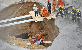 Gatvėje atsivėrusi smegduobė pasiglemžė penkių kinų gyvybes
