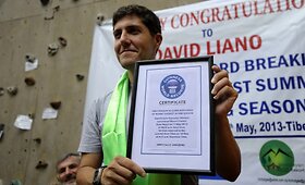 Davidas Liano Gonzalezas &ndash; pirmasis pasaulyje alpinistas per sezoną įkopęs į Everestą i&scaron; abiejų pusių