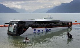 &Scaron;veicarijoje į ežerą įriedėjo keleivinis autobusas