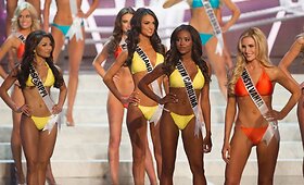 &bdquo;Mis JAV 2013&ldquo; dalyvių repeticija vilkint maudymosi kostiumėlius ir vakarines sukneles