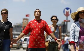 Turkijoje riau&scaron;es pakeitė tylus protestas stovint