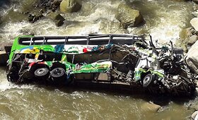 Peru nuo skardžio į upę nusiritus autobusui žuvo mažiausiai 30 žmonių