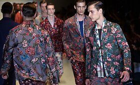 &bdquo;Gucci&ldquo; mados kolekcijoje &ndash; gėlėmis i&scaron;marginti vyri&scaron;ki kostiumai