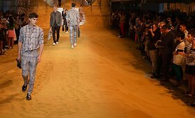 &bdquo;Fendi&ldquo; kolekcijos pristatymas vyko ant smėlio podiumo