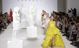 Kerinti dizainerio Giambattista Valli auk&scaron;tosios mados suknelių kolekcija 