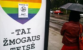 Gėjų eitynių &bdquo;Už lygybę&ldquo; reklamos Vilniaus vie&scaron;ojo transporto stotelėse 