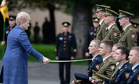 Dalia Grybauskaitė suteikė pirmąjį karininko laipsnį Lietuvos karo akademijos absolventams