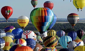 Prancūzijoje į dangų vienu metu bandė pakilti 408 oro balionai
