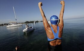 64 metų amerikietė Diana Nyad nuplaukė i&scaron; Kubos į Floridą be apsauginio narvo nuo ryklių