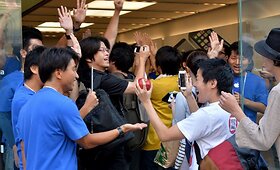 &bdquo;Apple&ldquo; parduotuves užgulė naujojo &bdquo;iPhone 5s&ldquo; klientai
