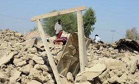Pakistane žemės drebėjimas sugriuvė i&scaron; molio nudrėbtus namus