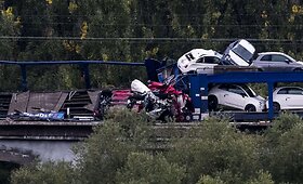 Belgijoje nuo tilto nukrito trys traukinio vagonai su naujais &bdquo;Fiat&ldquo; automobiliais