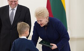 Prezidentūroje apdovanoti Konstitucijos egzamino nugalėtojai