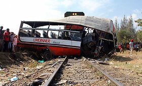 Mažiausiai 12 žmonių žuvo Kenijoje traukiniui susidūrus su autobusu