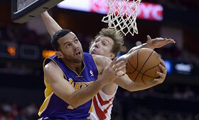 NBA: &bdquo;Lakers&ldquo; krep&scaron;ininkai paskutinėmis sekundėmis įveikė Hjustono &bdquo;Rockets&ldquo; klubą