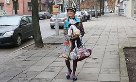 Spalvingai apsirengusi Inga Petrikaitė pasitiko i&scaron;laisvintą savo krik&scaron;tatėvį Gintarą Petriką