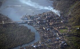 Filipinus nusiaubusio Haiyan taifūno padariniai i&scaron; pauk&scaron;čio skrydžio