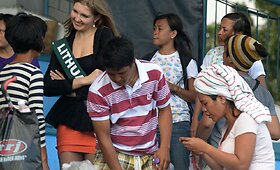 Konkurso &bdquo;Mis Žemė 2013&ldquo; dalyvė Monika &Scaron;ereckytė aplankė per Haiyan taifūną nukentėjusius žmones