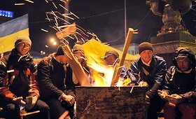 Tūkstančiai protestuotojų naktį praleido Kijevo Nepriklausomybės aik&scaron;tėje